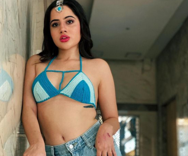 उर्फी डेनिम जींस के साथ ब्लू ब्रालेट में